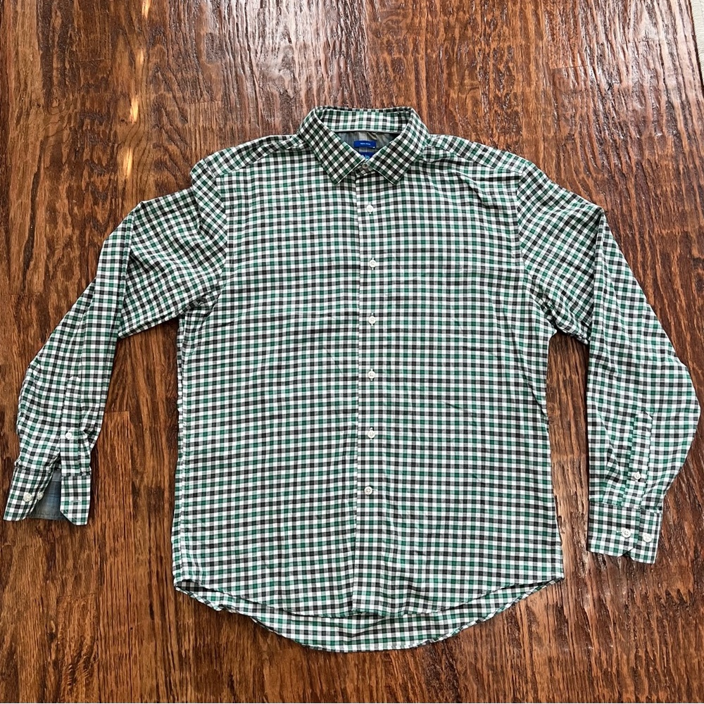 Men’s Wearhouse non-iron Egara dress shirt. Gently worn. Size Large